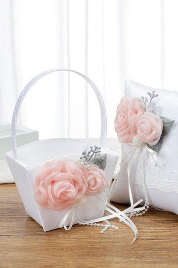 Cesta de boda blanca y juego de almohadas con flor rosa